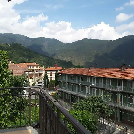 Dell'arte 招待所 *